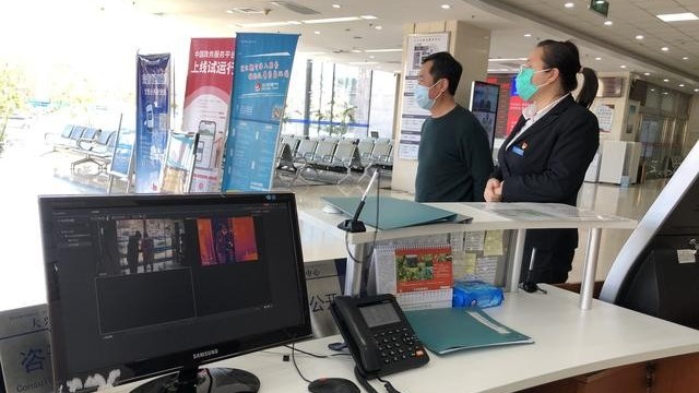 人臉識別測溫設備勿需人員排隊,減少交叉感染風險