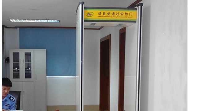 探天下檢察院金屬探測安檢門設安檢警示牌只為人性化體現(xiàn)