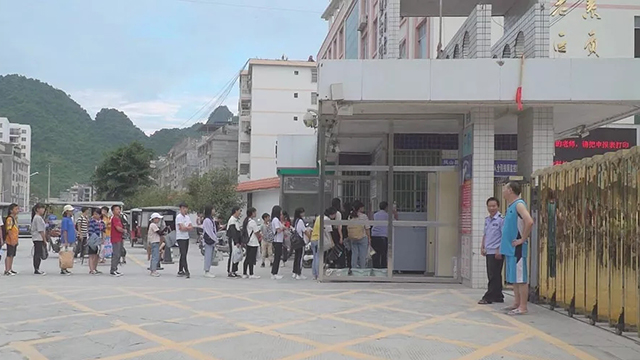 學(xué)校安檢門將危險物品拒之校門外,提高校園安全