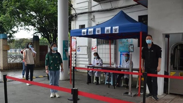 加強(qiáng)校園疫情防控,桂林十七中引進(jìn)人臉識(shí)別測(cè)溫儀