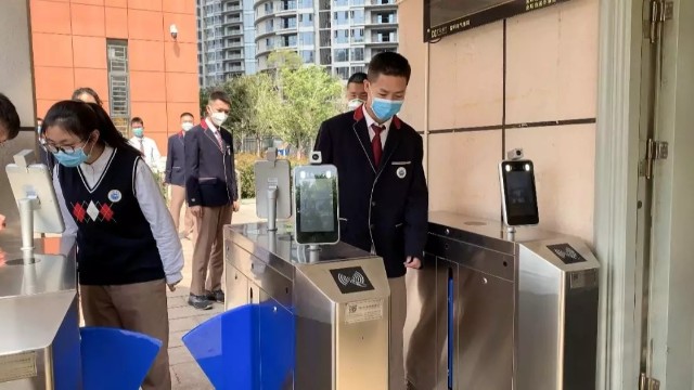 AI人臉識(shí)別測溫一體機(jī)