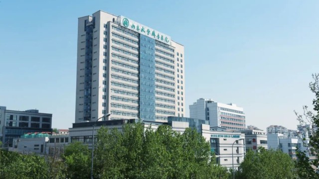 山東大學(xué)齊魯醫(yī)院疫情防控測體溫人臉識別一體機嚴把關(guān)