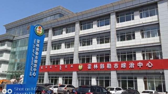 引入違禁品安檢門,霍林郭勒市綜治中心標準化建設(shè)為民服務(wù)