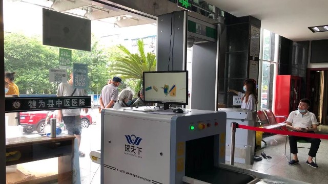 引進(jìn)通過式體溫安檢門,犍為縣中醫(yī)醫(yī)院全力守護(hù)群眾安全