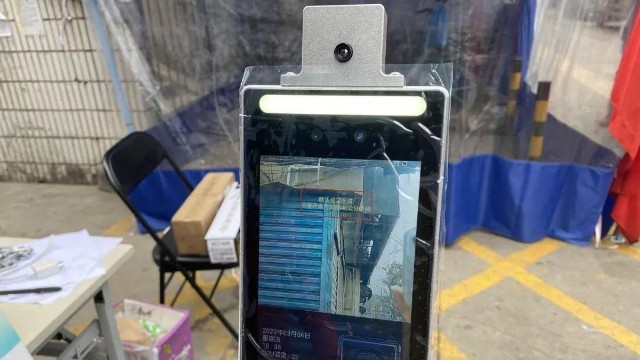 人防+技防，葛集鎮(zhèn)為民服務使用立柱式人臉識別測溫儀