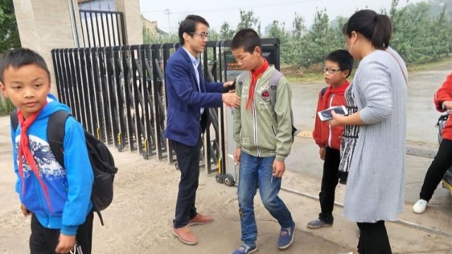 杜絕管制刀具進(jìn)入校園,手持式金屬探測(cè)器檢查構(gòu)建和諧平安校園