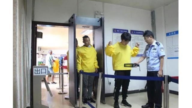 黃岡市公安局交警支隊(duì)安裝通過式金屬檢測門嚴(yán)把駕駛員考試入口關(guān)