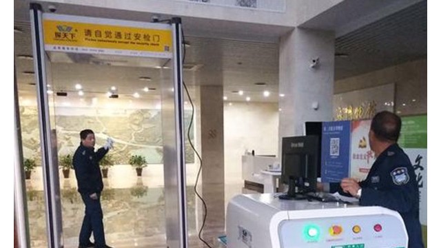 探天下法院金屬安檢門設備工程師:城西法院”溫馨安檢”讓人如沐春風