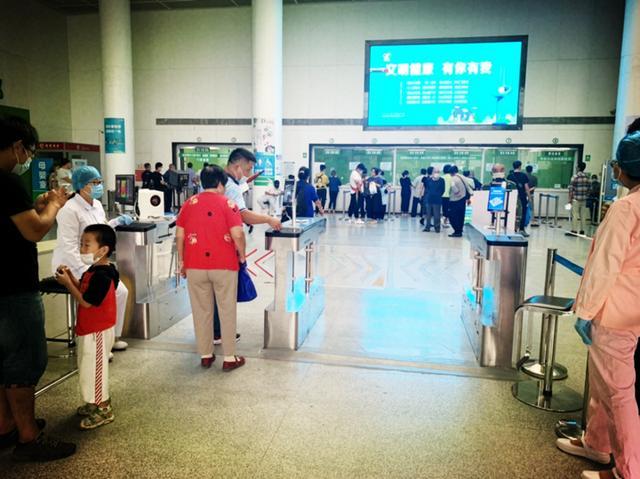 人臉識(shí)別測(cè)溫閘機(jī)