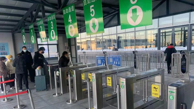 阜陽市健康碼識(shí)別閘機(jī)上崗，守好疫情外防輸入關(guān)口